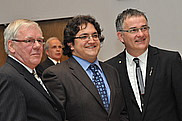 Yves Lamontagne, président du Collège des médecins du Québec et le doyen Réjean Hébert entourent le porte-parole de la promotion, Dr Jean-Christophe Carvalho.