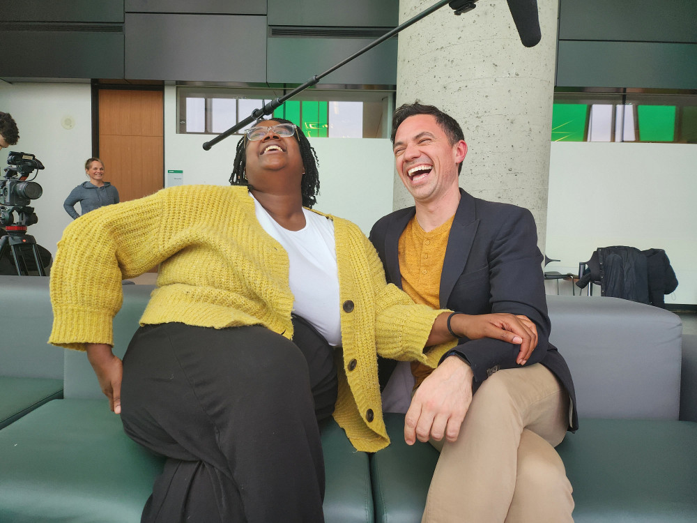 Un tournage plein de vie qui s'est notamment déroulé au Campus de Longueuil, avec Fabiola Nyrva Aladin, diplômée de la Faculté d'éducation de l'UdeS, et Jean-Philippe Ayotte-Beaudet, professeur à la Faculté d'éducation.