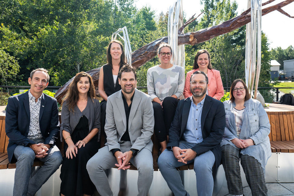 Rassemblés à l’occasion de l’engagement de Hatch envers la Chaire de recherche sur les stratégies Net Zéro et le cycle de vie, de même qu’envers la Chaire CRSNG pour les femmes en sciences et en génie au Québec : à l’arrière, Hélène Beaulieu, directrice des ressources humaines, Est du Canada de Hatch, Pre Marie-Luc Arpin, cotitulaire de la Chaire de recherche sur les stratégies Net Zéro et le cycle de vie et Pre Eve Langelier, titulaire de la Chaire pour les femmes en sciences et en génie au Québec. À l’avant, Pr Jean Proulx, doyen de la Faculté de génie, Pr Claudia Champagne, vice-doyenne à la recherche de l’École de gestion, Marc Bisaillon, directeur régional, Ingénierie, Est du Canada de Hatch, Pr Ben Amor, cotitulaire de la Chaire de recherche sur les stratégies Net Zéro et le cycle de vie, et Pre Nathalie Faucheux, vice-doyenne à la recherche de la Faculté de génie.