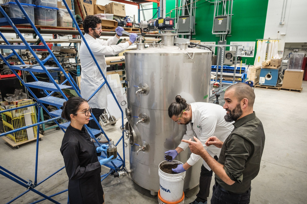 Au Centre de mise à l’échelle du Parc innovation, les équipes étudiantes travaillent à trouver des solutions énergétiques à de vrais problèmes, pour des partenaires réels.