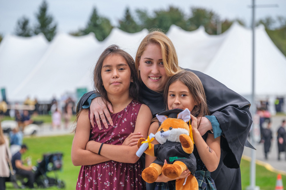 Maude Dupuis et ses deux enfants, lors de la collation des grades.