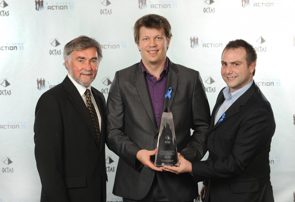 Vincent Tanguay, vice-président du CEFRIO, a remis le trophée aux lauréats Vincent Nault et Mathieu Beaudoin.