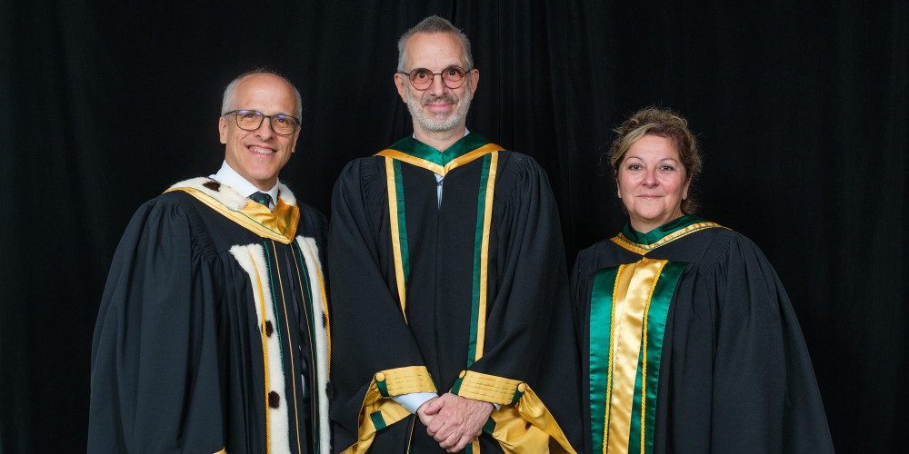 De gauche à droite : Pr Pierre Cossette, recteur de l'UdeS, Pr émérite Jean-Herman Guay et Pre Anick Lessard, doyenne de la Faculté des lettres et sciences humaines