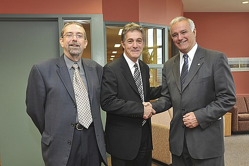 De gauche à droite : le professeur Julien Bilodeau, du Département de sciences comptables et fiscalité, le vérificateur général du Québec, Renaud Lachance, et le doyen de la Faculté d'administration, Roger Noël.
