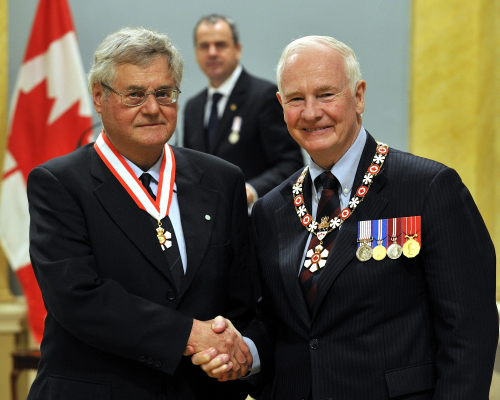 Le professeur André D. Bandrauk reçoit sa distinction des mains du gouverneur général du Canada, David Johnston.