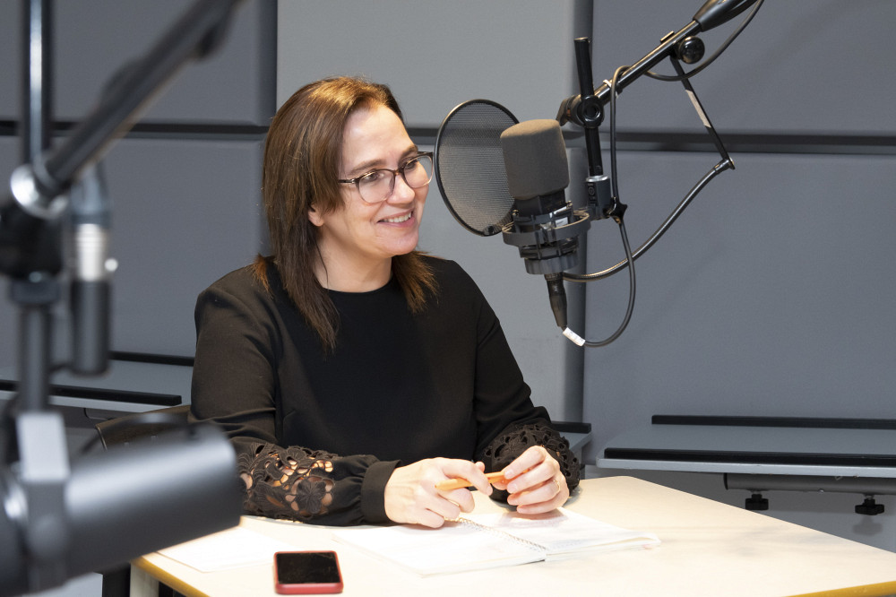 Spécialiste de la littérature et de l'histoire de l'édition du Québec, Marie-Pier Luneau est actuellement directrice du Groupe de recherches et d'études sur le livre au Québec (GRÉLQ). Sur la photo, on la voit lors de sa participation au balado Le livre d'or, qui souligne les 40 ans du GRÉLQ à travers une série d'entrevues.