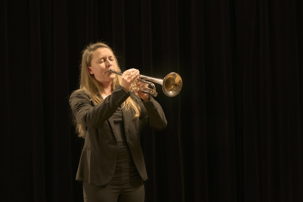 La trompettiste Marie-Pier Touchette et le Stage Band de l'Université de Sherbrooke offriront une prestation énergique dimanche au Centre culturel.