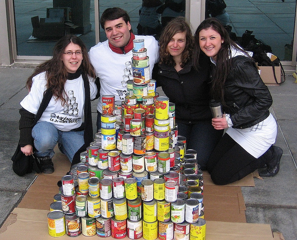 Christine Devault, Maxime Schinck, Kim B. Samson et Fikreta Esmic ont érigé une pyramide de 368 boîtes de conserve au Campus principal.