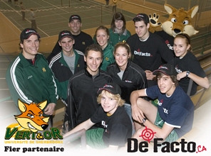Alex Genest et Marie-Christine Pruneau sont entourés d\'athlètes et d\'entraîneur du Vert & Or ainsi que des jeunes de l\'école le Triolet