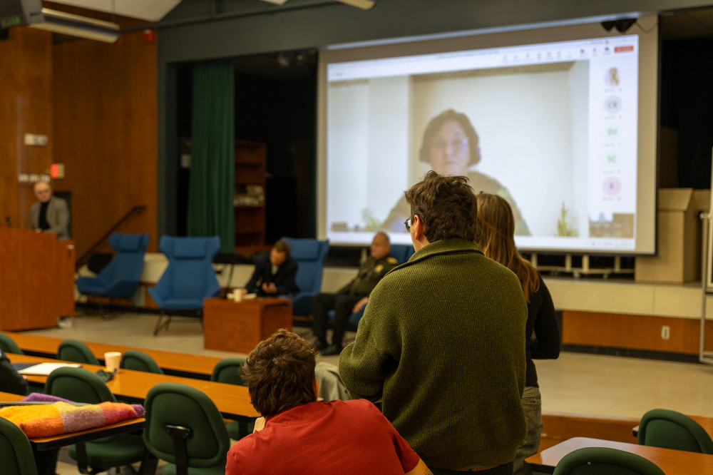 Lors de cette journée consacrée à la communication stratégique, une douzaine de panélistes se sont réunis pour explorer des sujets tels que les métiers liés à la communication en contexte de sécurité, l’enjeu de la désinformation ainsi que l’impact de la couverture médiatique sur les perceptions et les relations internationales.