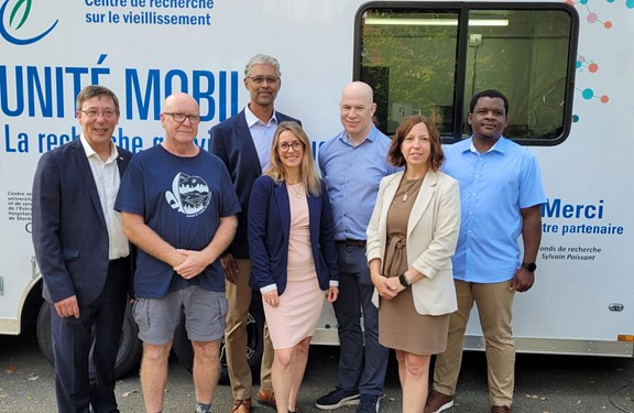 De gauche à droite : Pr Jean-Pierre Perreault, vice-recteur à la recherche et aux études supérieures de l’Université de Sherbrooke et professeur-chercheur à l’IRCUS; Luc Carrière, Comité des aînés du CdRV; Pr Karl Fernandes, chercheur responsable du projet de l’Unité mobile et codirecteur scientifique du CdRV; Sylvain Poissant, Fonds de recherche Sylvain Poissant; Hubert Kenfack Ngankam, membre du comité d'orientation du Réseau québécois de recherche sur le vieillissement; Pre Eléonor Riesco, chercheuse responsable du projet de l’Unité mobile, codirectrice scientifique du CdRV et professeure-chercheuse à l’IRCUS, et Stéphanie McMahon, directrice de la coordination de la mission universitaire, CIUSSS de l’Estrie - CHUS.