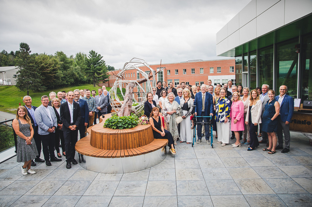 Les personnes participantes à l'inauguration de la Terrasse d’inspiration - Janine Bombardier, entourant l’œuvre d’art « Matière À réflexion ».