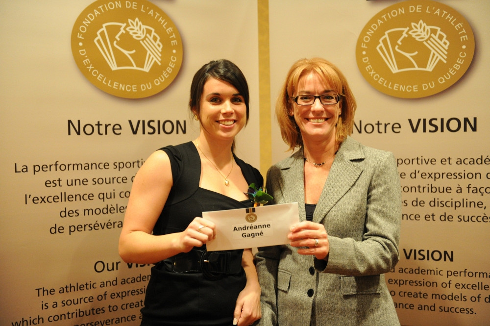 La Fondation de l'athlète d'excellence remet plus de 130 000 $ annuellement aux étudiants athlètes universitaires, dont la milieu de terrain du Vert & Or Andréanne Gagné (en 2010).