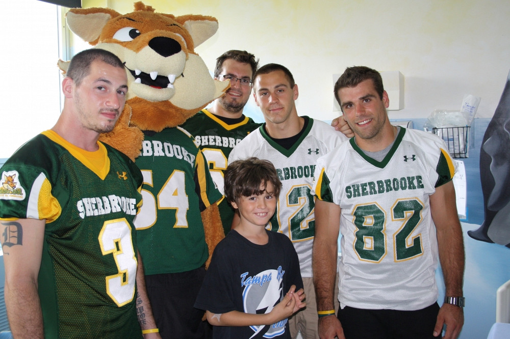 Les joueurs de l'équipe de football ont rendu visite aux enfants malades au Département de pédiatrie du CHUS, jeudi après-midi.