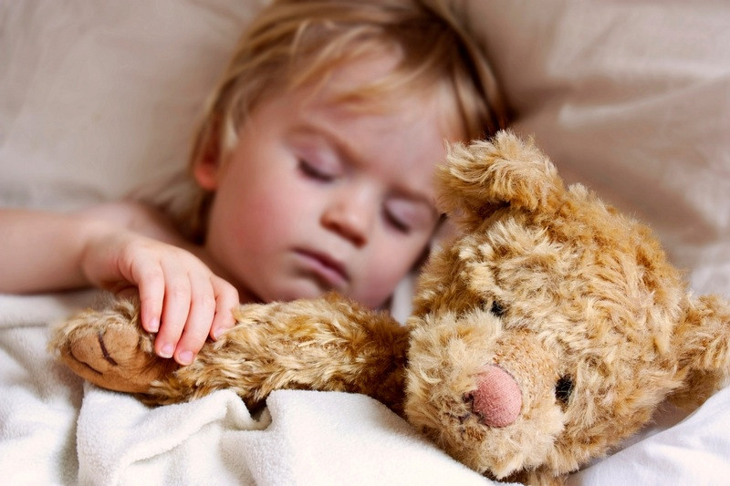 Cliniquement, l'écoute de films d'horreur par des enfants est plus susceptible de causer des difficultés d'endormissement que des cauchemars