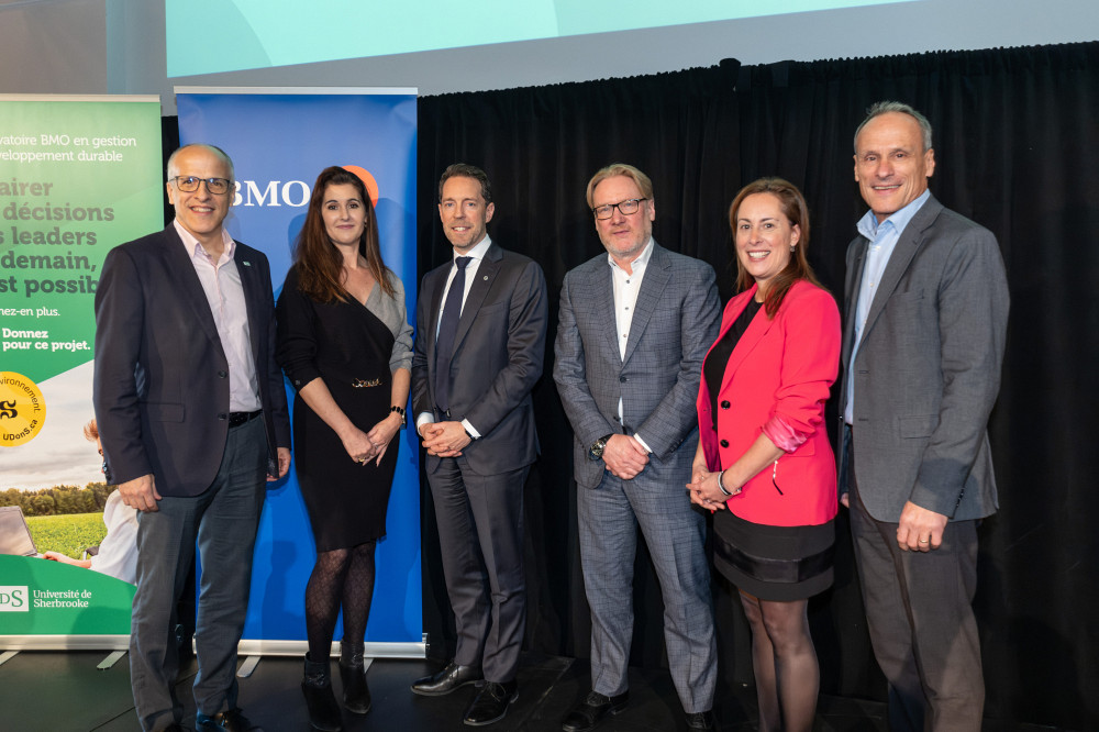 Le recteur, Pierre Cossette; la professeure Claudia Champagne, codirectrice de l'observatoire; Grégoire Baillargeon, président, BMO Groupe financier, Québec; François Thibault, vice-président exécutif, chef de la direction financière et trésorier, METRO; la professeure Anne-Marie Corriveau, codirectrice de l'observatoire; et le professeur Jean Roy, doyen de l'École de gestion.