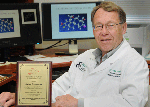 Le professeur van Lier est le récipiendaire d'un prix carrière pour ses réalisations majeures en thérapie photodynamique. Ce type de thérapie détruit les cellules cancéreuses grâce à un médicament qui les rend sensibles à la lumière laser.