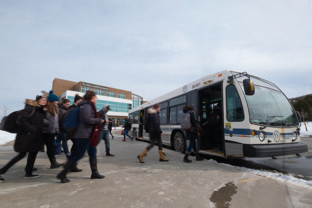 En 20 ans, le nombre de passages d’autobus à l’UdeS a connu une hausse significative de 83 %, et les heures de service totales du réseau de la STS ont augmenté de 85 %.