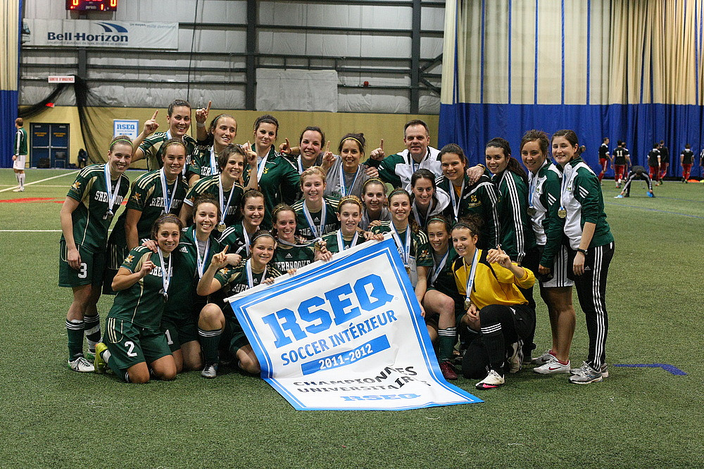 L'équipe championne de la ligue universitaire de soccer intérieur 2012 : le Vert & Or!