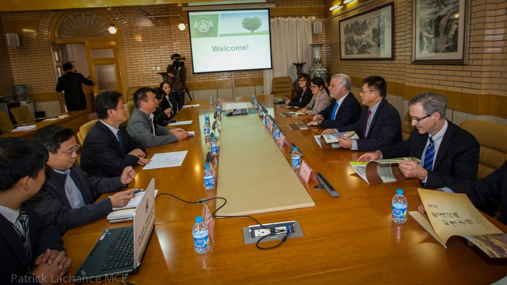 Le Pr Chang Shu Wang en compagnie du premier ministre Philippe Couillard lors de son passage à l'hôpital universitaire Qilu. Ils ont discuté de la coopération Québec-Shandong en radio-oncologie.