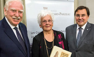 La professeure émérite Micheline Dumont, récipiendaire du Prix Gérard-Parizeau 2015, entourée de M. Robert Parizeau (à gauche) et de M. Guy Breton, recteur de l’Université de Montréal (à droite).