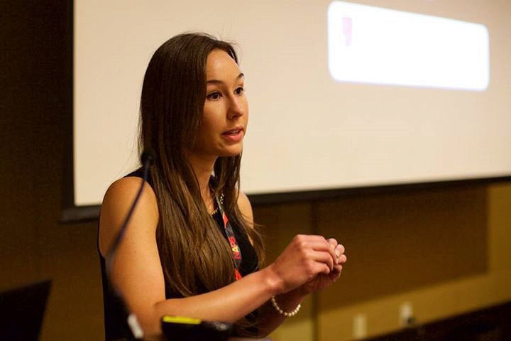 Élora Midavaine, étudiante au doctorat en physiologie (laboratoire du Pr Philippe Sarret) et première autrice de l'article Discovery of a CCR2-targeting pepducin therapy for chronic pain (2024). 