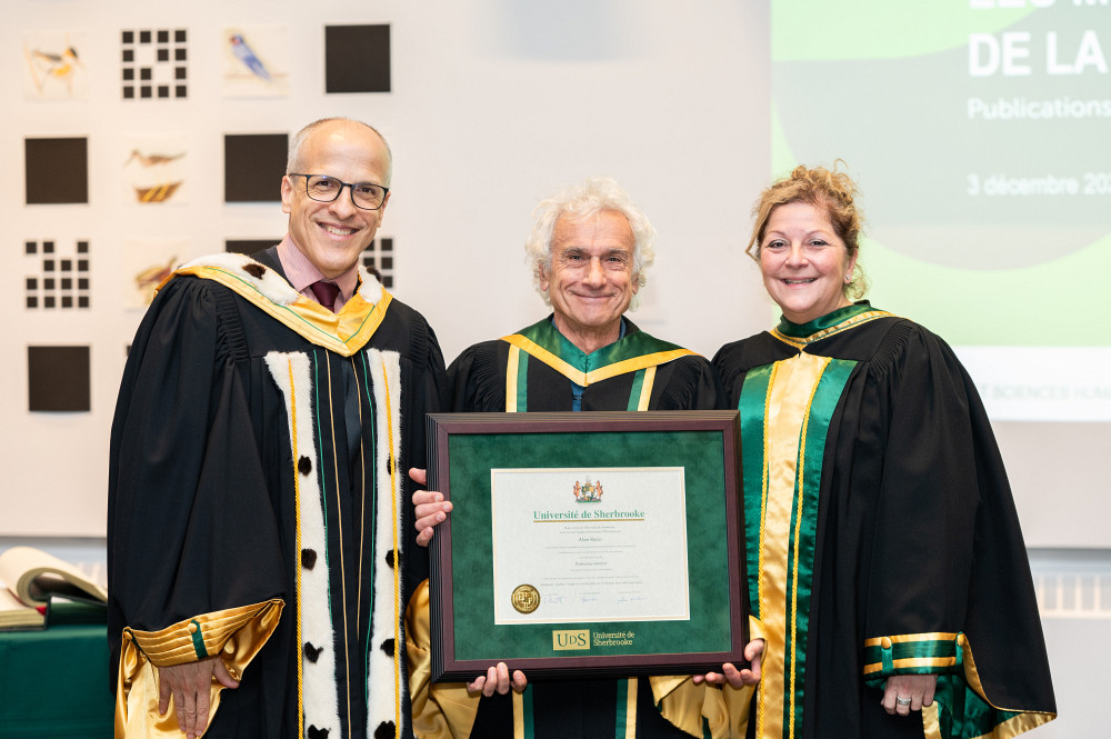 Le recteur de l'Université de Sherbrooke, Pr Pierre Cossette, et la doyenne de la Faculté des lettres et sciences humaines, Pre Anick Lessard, ont remis le titre de professeur émérite à Alain Royer.