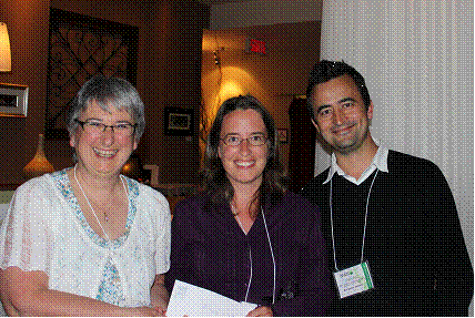 Mélanie Chapleau, au centre, reçoit une bourse de Diane Lyse Benoît et de Benjamin Mimee, tous deux chercheurs à Agriculture et Agroalimentaire Canada.
