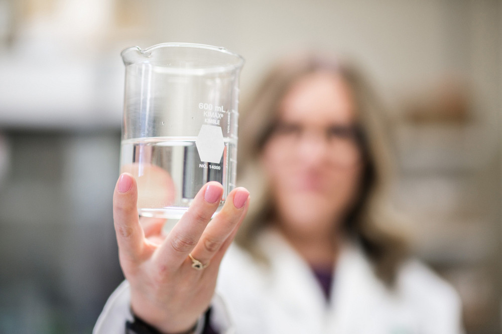 Les SPFA sont présents notamment dans l’eau potable, dans notre alimentation et par le contact avec des sols contaminés. La professeure Céline Guéguen et le professeur Armand Soldera travailleront à bien classer ces polluants pour mieux les réglementer, avec une équipe du Département de chimie et des membres de l’Institut quantique.