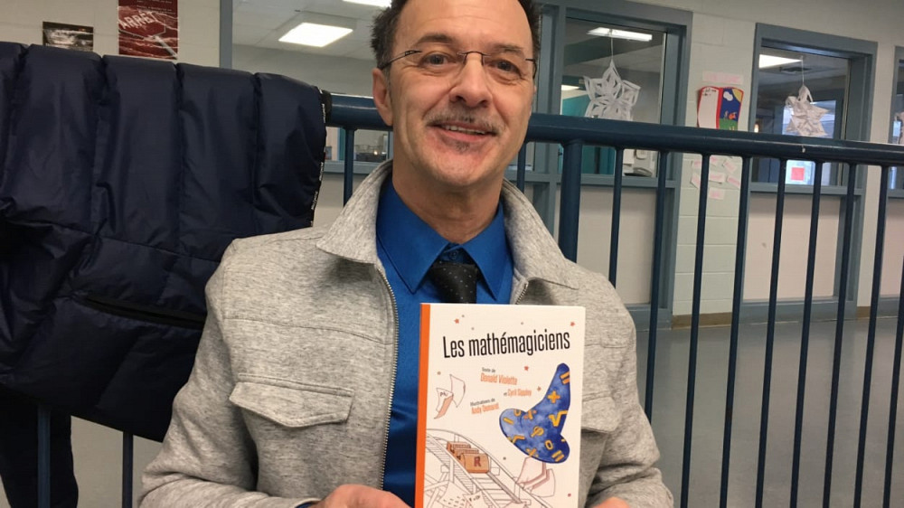 Le Professeur Donald Violette a publié son premier roman jeunesse Les Mathémagiciens au printemps 2017. Photo: Amélie Gosselin Radio-Canada