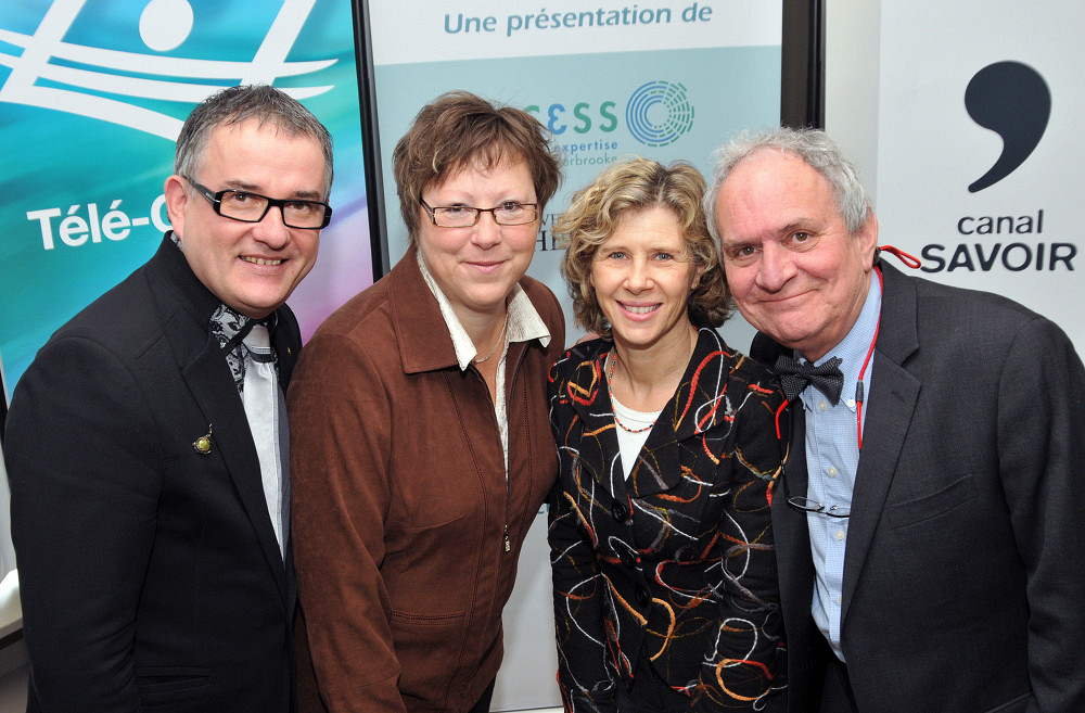 Réjean Hébert, doyen de la FMSS, Joanne Guilbeault, directrice de CursUS-santé, Sylvie Godbout, directrice générale du Canal Savoir, et Claude Plante, directeur général de la Direction des régions, partenariats et affaires internationales à Télé-Québec.