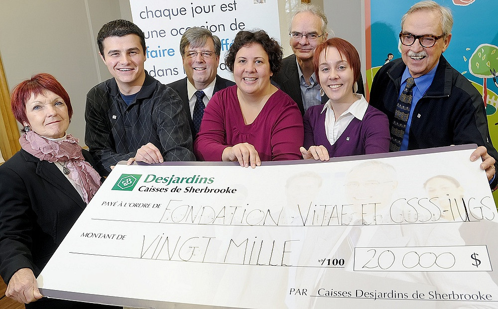 Diane Gingras, présidente du CA du CSSS-IUGS, Marc Boisvert, étudiant à la maîtrise, Roger Durand, président de l'Association des Caisses de Sherbrooke, Annie Marchand, doctorante, Paul Morin, superviseur de maîtrise d'Esther Lecours (absente sur la photo), Catherine Bigonnesse, étudiante à la maîtrise, et Égide Godbout, président de la Fondation Vitae.