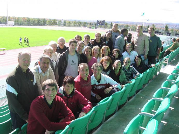 Plusieurs joueuses et joueurs de l'UdeS de différentes promotions se sont retrouvés avec plaisir lors de la première édition des retrouvailles de soccer du Vert & Or.