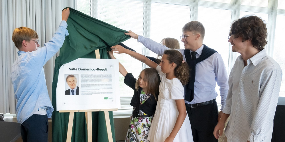 Le dévoilement de la plaque commémorative, créée à la suite de l'adoption du nouveau toponyme Salle Domenico-Regoli, a été effectué par les petits-enfants du professeur Domenico Regoli.