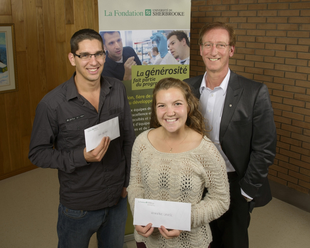 Les gagnants Simon Cinq-Mars et Katherine Lacroix étaient tout sourire lorsqu'ils ont reçu leur chèque de 500 $, offerts par La Fondation, en compagnie de son directeur général, Me François Dubé.