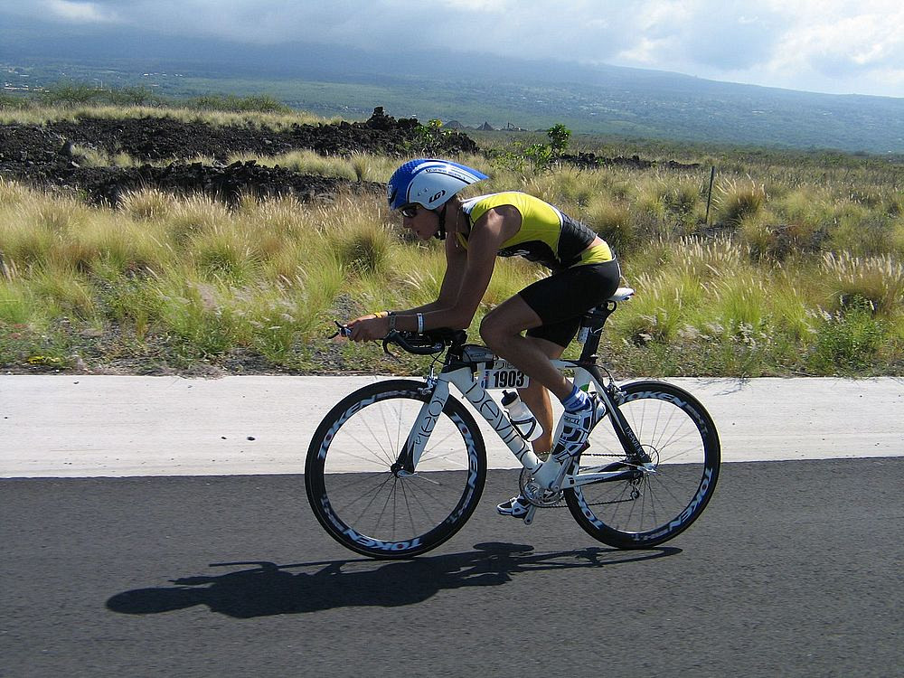 À vélo, le triathlète devait rester concentré pour ne pas tomber en raison des vents latéraux de 60 à 80 km/h.