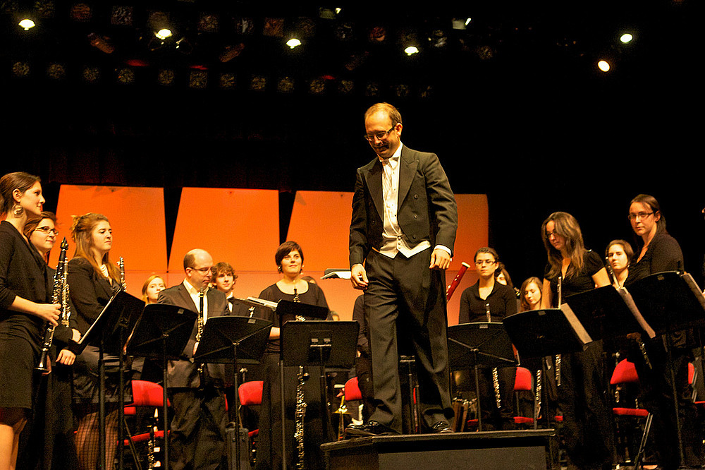 L'ensemble à vents avec au centre, le chef d'orchestre François Bernier.