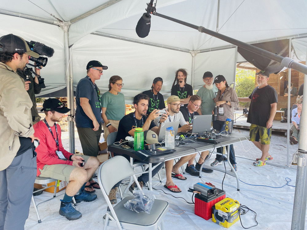 L'équipe d'Outreach Robotics et du Pr François Grondin en plein cœur de la forêt amazonienne.