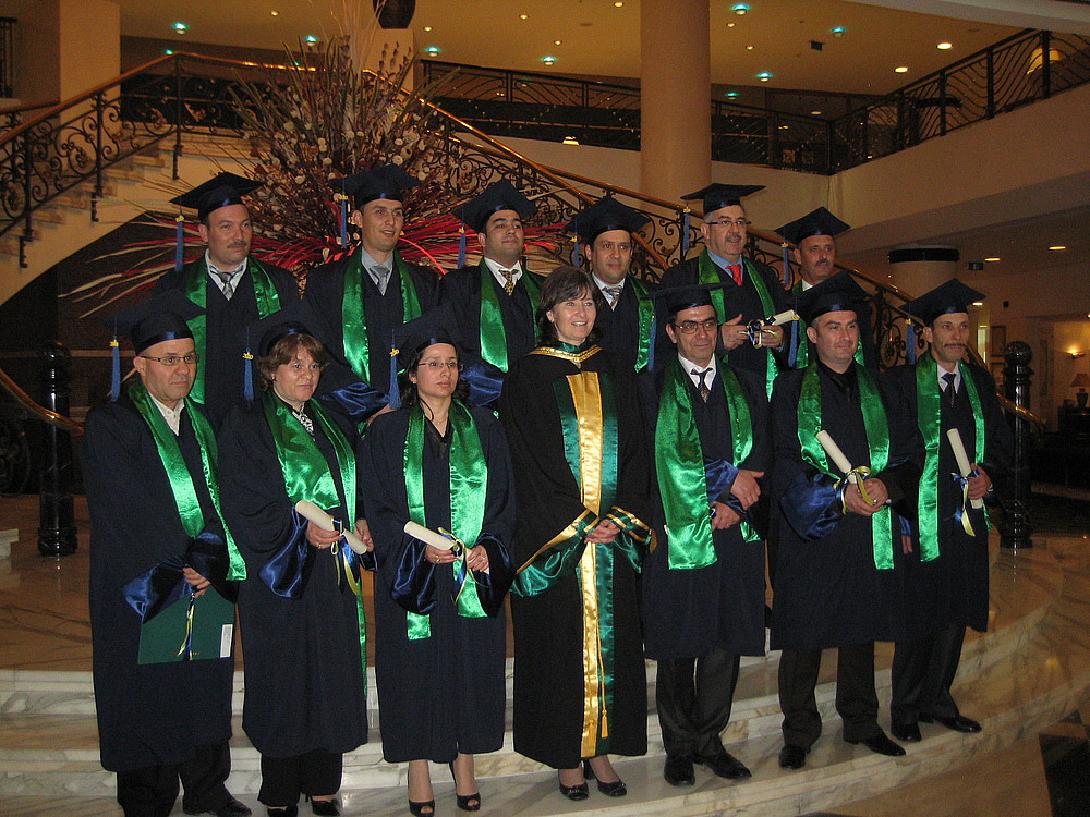 La doyenne de la Faculté d'administration, Francine Turmel, en compagnie de la première cohorte de diplômés du programme MBA pour cadres en Algérie.