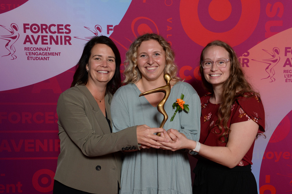 Marie-Pierre Bégin, conseillère en intervention psychosociale, Andréann Lamarre et Mathilde Chagnon, les initiatrices des Dîners-causeries pour les personnes étudiantes autistes, l'un des trois projets finalistes ayant raflé un trophée.