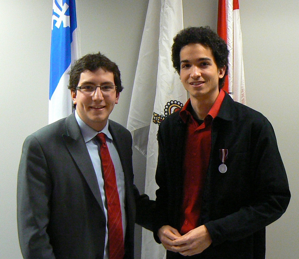 Pierre-Luc Dusseault, député fédéral de Sherbrooke, et le récipiendaire Adinson Brown.