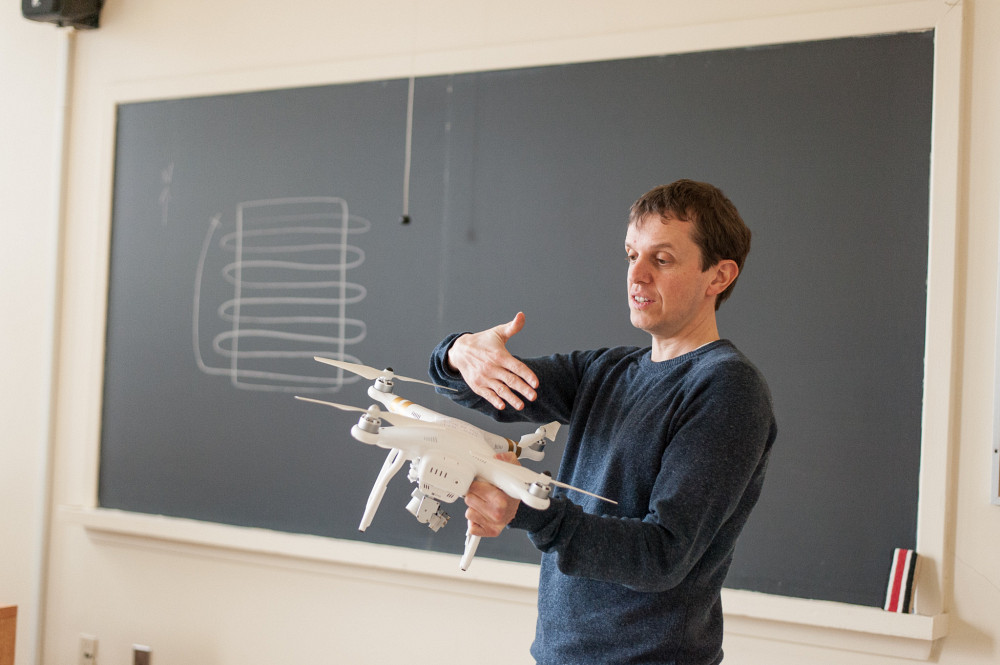 Le professeur Jérôme Théau donnera le nouveau cours Drones et applications en environnement  et tentera de pallier le manque de formation en lien avec ces appareils.