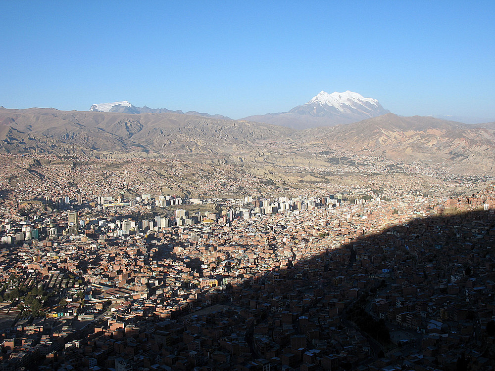 La Paz entourée du Nevado Illimani à droite et du Nevado Mururata à gauche