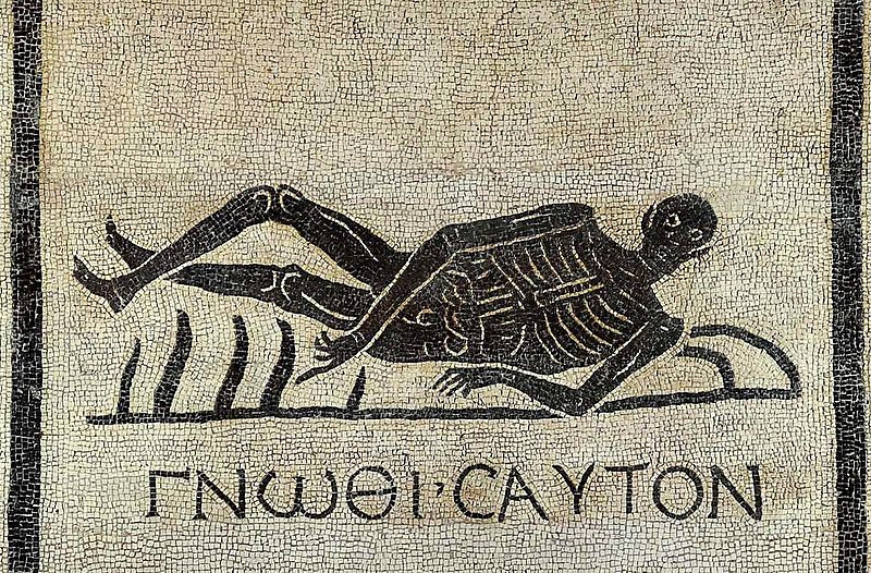Mosaïque romaine d'époque impériale présentant un thème funéraire. L'inscription en grec qui s'y trouve signifie « connais-toi toi-même ».