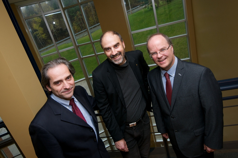 François Coderre, doyen de la Faculté d'administration, en compagnie de Jacques Beauvais, vice-recteur à la recherche, et de Michel Lafleur, vice-doyen à la recherche et aux études de 3e cycle.   