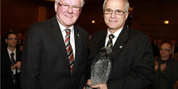 Le professeur Paul Grand’Maison reçoit le Grand Prix du Collège des médecins du Québec