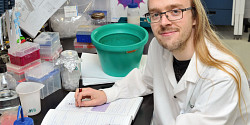 Simon Boudreault, étudiant en biochimie, se mérite une prestigieuse bourse Vanier