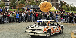 Plusieurs curieux au 1<sup>er</sup> Pumpkin Drop d'Ingénieurs sans frontières