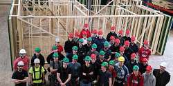 Participation des élèves de charpenterie-menuiserie du Centre 24-Juin à un projet de construction écologique