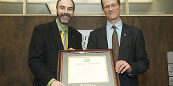 Louis Taillefer honoré par l'UdeS pour le rayonnement de ses recherches sur la supraconductivité